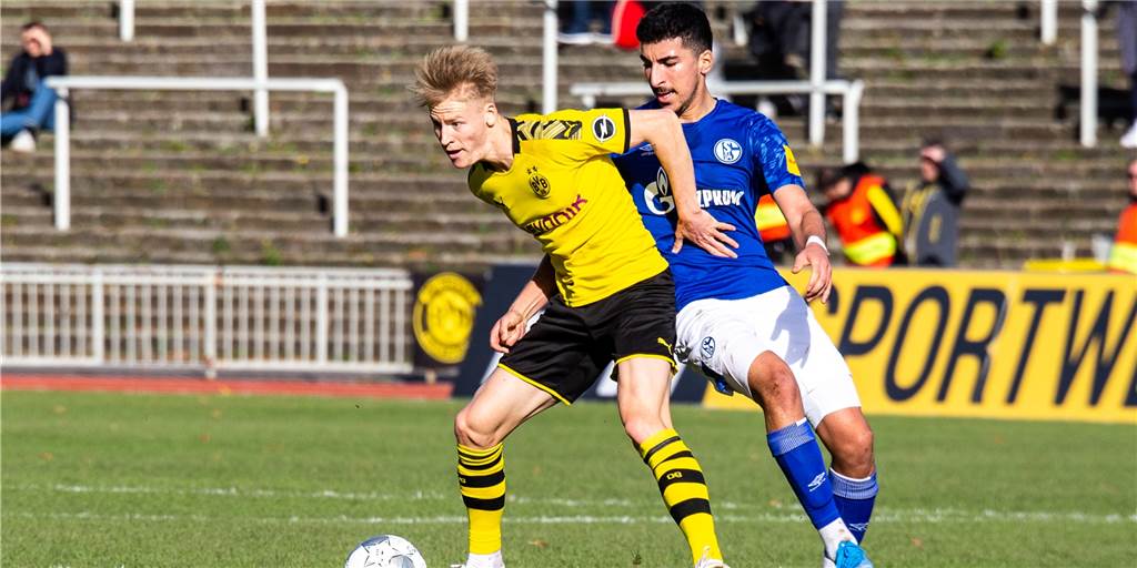 Chris Führich beim BVB: Spielt er am Samstag gegen Schalke 04? Dieses Duell könnte es auch am Samstag geben: Der Castrop-Rauxeler Chris Führich (l.) für den BVB gegen Nassim Boujellab für den FC Schalke 04. Im Oktober trafen beide Spiele im Duell der U23-Teams in der Regionalliga aufeinander.