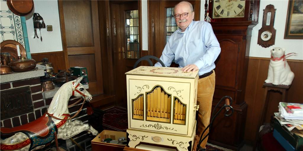 Vor 68 Jahren wäre Sim-Jü schon einmal fast geplatzt: Doch dann kam die Entwarnung Beim Blättern in alten Unterlagen machte Rainer Schulz, im Bild mit seiner 30 Jahre alten Drehorgel, eine interessante Entdeckung. Die Polio-Epidemie hätte beinahe die Ausrichtung von Sim-Jü verhindert.