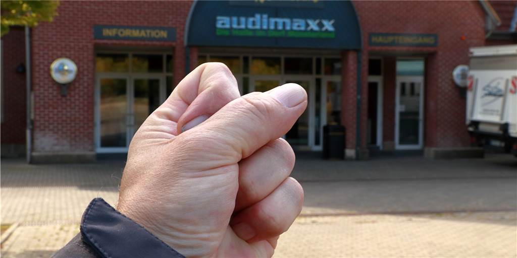 Dorf Münsterland: Mülltonne trifft Security-Mitarbeiter am Kopf Nach dem Rauswurf aus dem Dorf Münsterland eskalierte die Situation. Zwei junge Männer mussten sich vor Gericht wegen gefährlicher Körperverletzung verantworten.