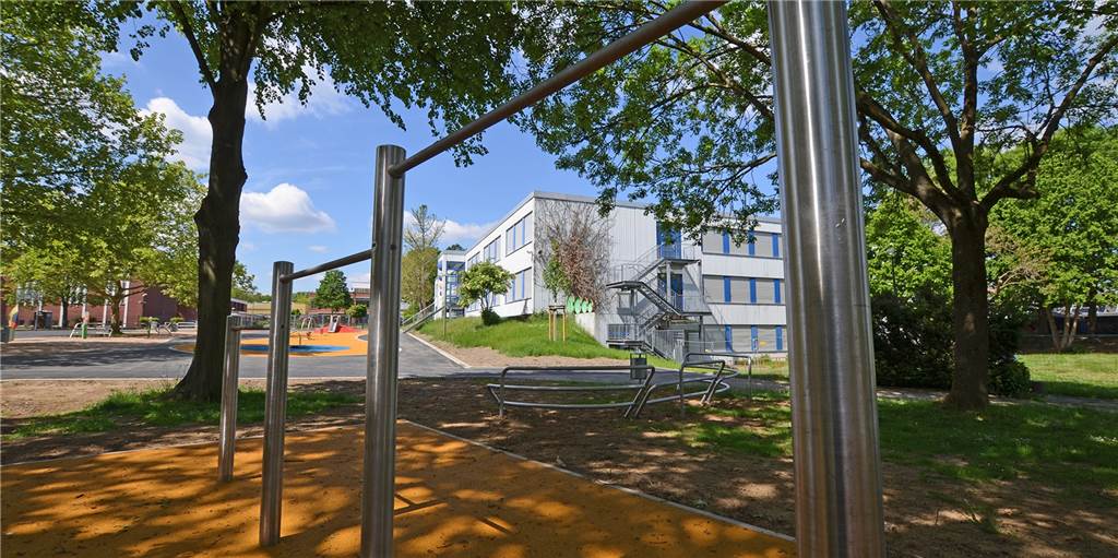 Wunsch zum Jubiläum: Neuer Schulhof sorgt für traumhafte Pausen Fünf Jahre mussten die Schüler der Albert-Schweitzer-Realschule in Nette auf die Neugestaltung ihres Schulhofs warten. Nun ist er fast fertig.