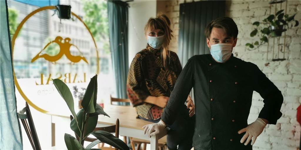 Essen in Schichten, viele Protokolle: Corona-Regeln fordern Restaurants massiv Florian Kohl und Jessica Pahl betreiben das Restaurant Labsal in Dortmund.
