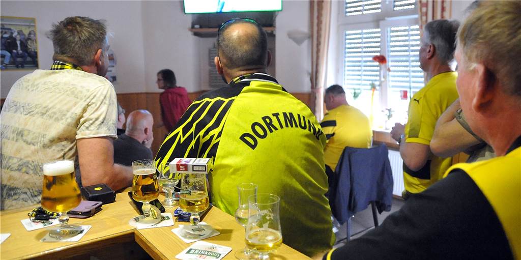 Kneipen in Castrop-Rauxel beklagen Platzmangel zum Revierderby In dieser Form können die Fans das Revierderby am Samstag nicht schauen. An der Theke zu sitzen, wie hier im Haus Henze in Obercastrop, ist verboten.