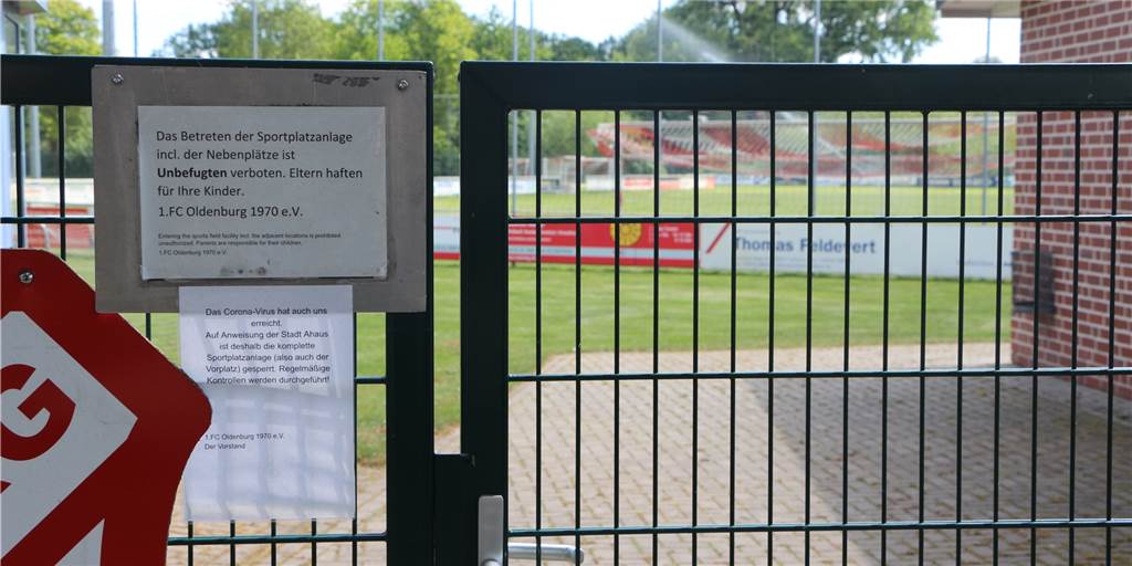 Lockerungspläne im Fußball: „Wir müssen dann auch ehrlich zu uns sein" Kräftig arbeiten derzeit die Rasensprenger auf dem Sportplatz des 1. FC Oldenburg, ansonsten bleiben die Tore vorerst weiter geschlossen. Bis die Fußballer das saftige Grün wieder betreten dürfen, dauert es noch ein wenig. Wie das Gros der Vereine wartet der FCO die vierte Stufe der Lockerungspläne erst einmal ab.