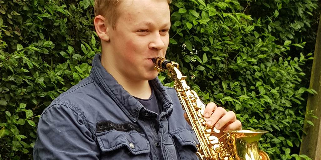 Abitur und Corona: Tillmann aus Lünen spielt sich Frust von der Seele Tillmann Sancken steckt mitten in den Abiturprüfungen, doch seit 23. März sorgt er täglich mit Terrassen-Konzerten für Begeisterung bei den Nachbarn.