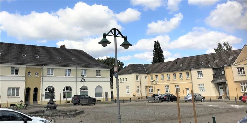 Nach Fällaktion: Kahler Platz in Zechensiedlung noch länger baumlos Die Pflanzstöcke am Brunnenplatz für die Setzlinge stehen bereits, doch wegen der Corona-Krise wird die Neupflanzung der Bäume verschoben.