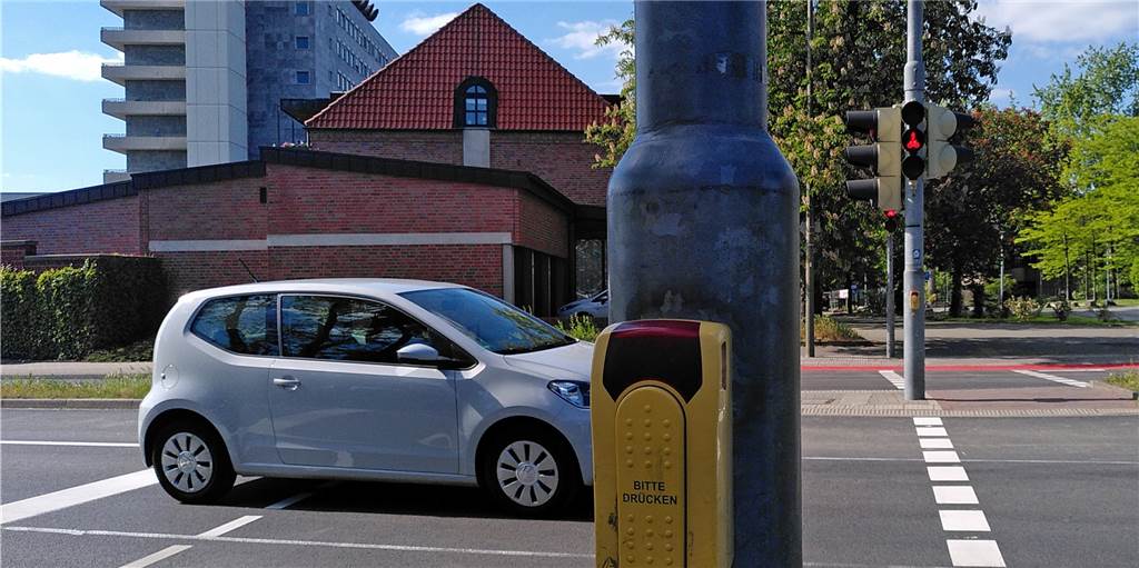 Kontaktlose Fußgängerampeln: Lünen prüft neue Schaltung gegen Corona Die Ampel vorm St.-Marien-Hospital wäre ein Kandidat für eine kontaktlose Fußgängerampel.