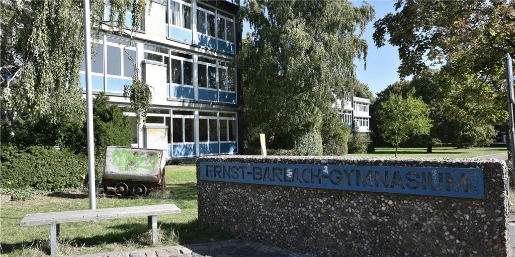 Emily Specht (18) über Abi in Corona-Zeiten: „So viel Seife gab’s nie“ Abitur unter besonderen Voraussetzungen: In diesem Jahr ist auch am Ernst-Barlach-Gymnasium in Castrop-Rauxel vieles anders.