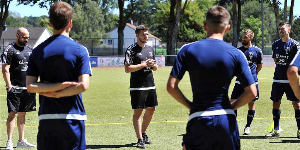 Nur wenige Vereine trauen sich auf die Sportplätze und in die Hallen „Noch mehr Abstand halten" gilt künftig beim Training für die Fußballer des Westfalenliga-Aufsteigers Wacker Obercastrop mit Trainer Aytac Uzunoglu (Mitte).