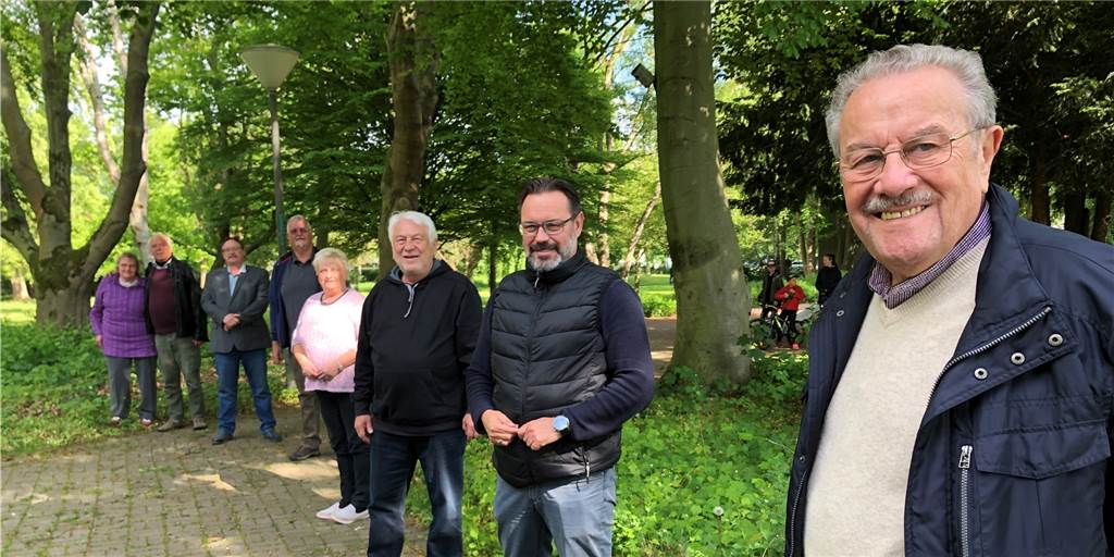 Streit in Lanstrop: Zwei Vereine wollen sich um Haus Wenge kümmern Die Stadt hat zum Haus Wenge eine Nutzungsvereinbarung mit dem Vorstand des neuen Vereins um Bezirksbürgermeister Heinz Pasterny (r.) getroffen