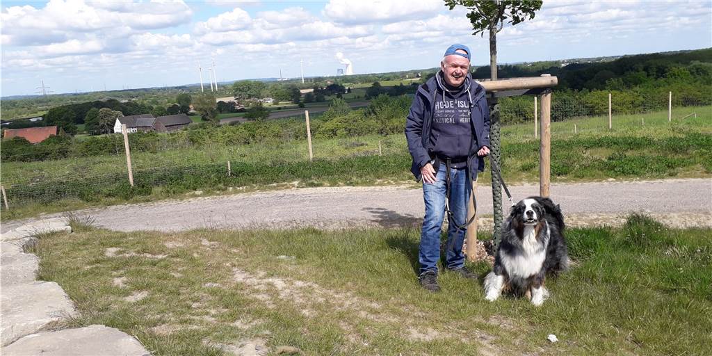 Gipfelstürmer in Lünen: Wanderung führt zu Bunker und Ufo Diethelm Textoris und Cooper auf der Groppenbrucher Halde.