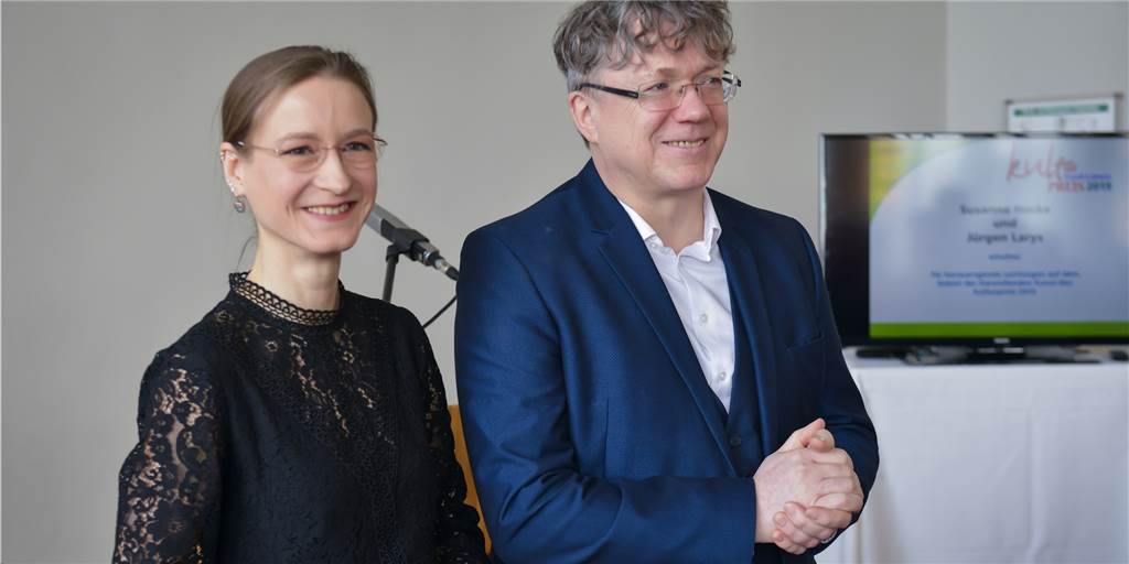 Hoffnungsstreifen am Horizont für Kulturpreisträger aus Lünen Jürgen Larys und Susanne Hocke am 1. März bei der Verleihung des Lüner Kulturpreises im oberen Foyer des Hilpert-Theaters.