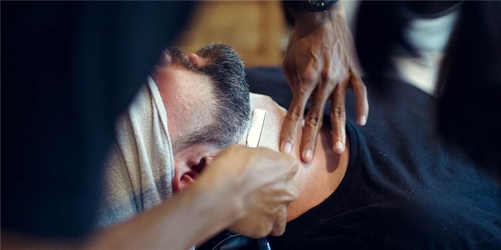 Friseure dürfen wieder Bärte schneiden - ohne Risiko ist das nicht Friseure dürfen wieder Bärte schneiden - ohne Risiko ist das nicht