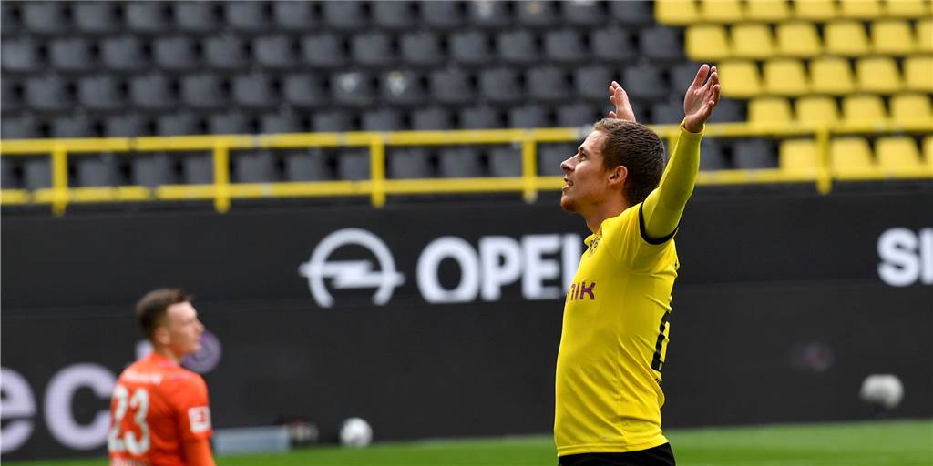 BVB führt Schalke vor - Guerreiro, Hazard und Brandt ragen heraus BVB führt Schalke vor - Guerreiro, Hazard und Brandt ragen heraus
