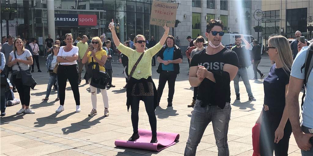 Revierderby und Demos: Polizei bereitet sich auf anstrengenden Tag vor Auf dem alten Markt fand am 9. Mai die Demo „Querdenken für den Frieden“ statt.