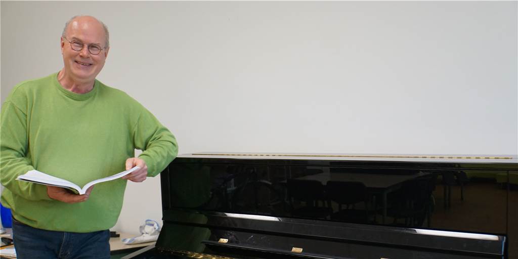 Musikschule in Ascheberg startet langsam wieder mit Präsenzunterricht Robert Smolarek freut sich, dass er sich mit seinen Musikschülern/-innen treffen kann und der Unterricht wieder vor Ort stattfindet.