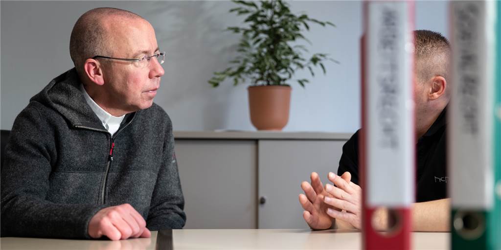 Arbeitsmigranten: Pfarrer setzt sich für Westfleisch-Mitarbeiter ein Sozialpfarrer Peter Kossen (l.) spricht mit Arbeitsmigranten aus Ost- und Südosteuropa, die unter schwierigen Arbeitsverhältnissen leiden, und macht sich zu ihrem Anwalt.