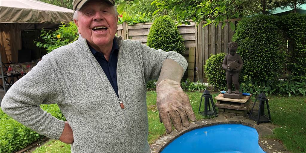 Kriegsende: Das Geheimnis um den US-Stützpunkt in Haltern ist gelüftet Karl-Heinz Voss zeigt seinen Handschuh, der schon 75 Jahre alt ist, 1945 einem alliierten Soldaten in Haltern gehörte und immer noch im Garten genutzt wird