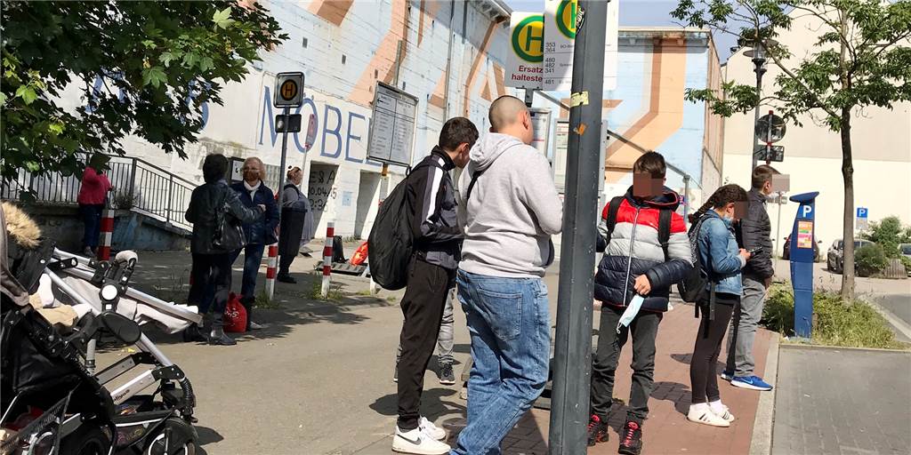 Maskenpflicht wird in Warteschlangen und an Haltestellen oft ignoriert An den Bushaltestellen rund um den Münsterplatz wird die Maskenpflicht gerade von vielen jungen Leuten ignoriert. Oder sie ist nicht bekannt.