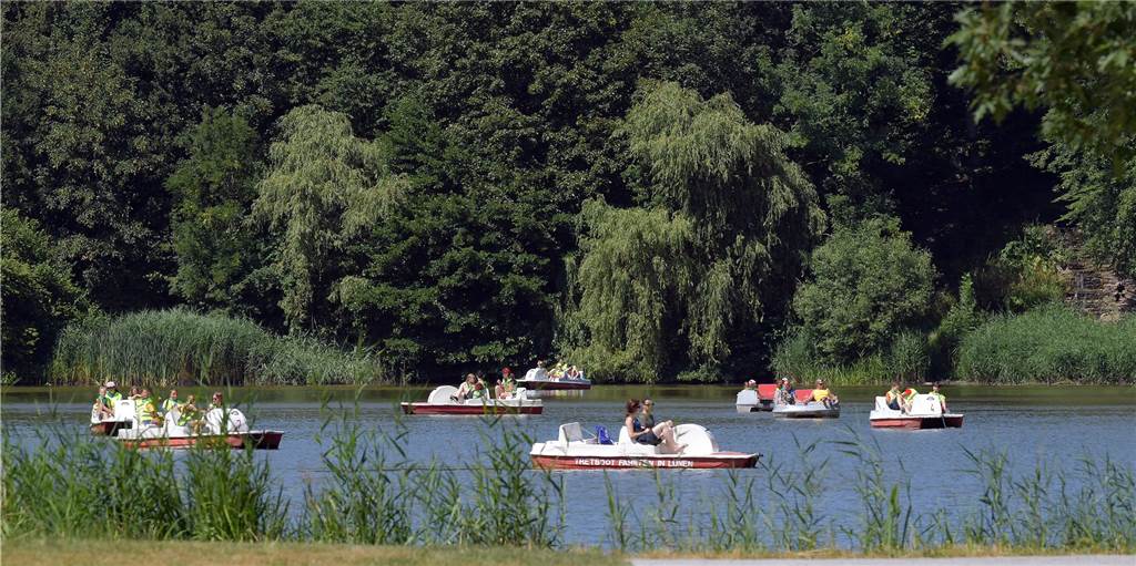 Der Tretbootverleih am Cappenberger See hat nach der Corona-Zwangspause wieder geöffnet. Für viele Lüner ist das ein beliebtes Freizeitvergnügen, wie das Foto aus den letzten Jahren zeigt. Am Wochenende wurde das Angebot noch nicht so besonders genutzt.