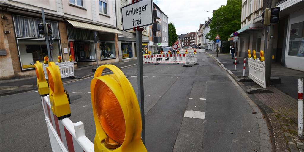 Mengeder Straße gesperrt: Ortskernsanierung wird zum Mysterium Baustellenbaken sperren derzeit die Mengeder Straße für den Verkehr. Der Grund ist aber nicht der 4. Bauabschnitt der Ortskernsanierung.