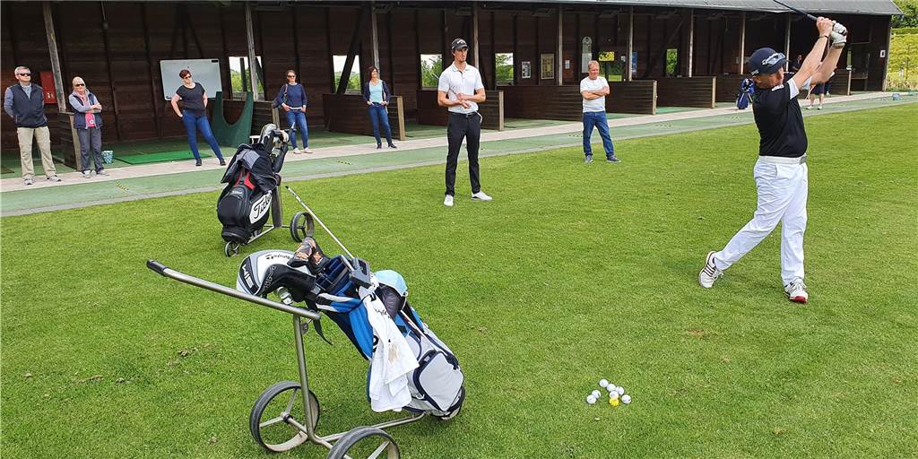 Schnupperkurs-Teilnehmer genießen Golfplatz-Atmosphäre trotz Corona-Einschränkungen Schnupperkurs-Teilnehmer genießen Golfplatz-Atmosphäre trotz Corona-Einschränkungen