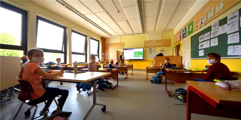 Grundschüler sind glücklich: Endlich wieder Schule und digitale Tafeln Viel Platz im Klassenraum: Die Hälfte der 4a der von-Galen-Grundschule ist froh, am Donnerstag wieder in der Schule zu sitzen. Im Moment müssen sie sich noch mit einem Schultag in der Woche begnügen. Wie lange das noch so geht, kann im Moment noch niemand abschätzen.