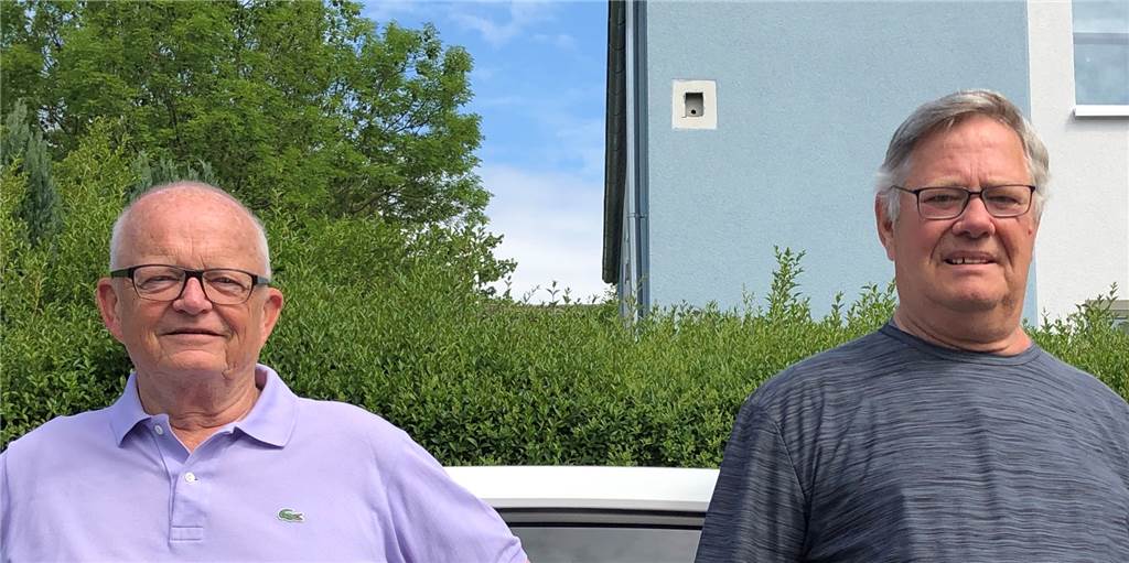 Beinahe in Fassade eingeschlossen: Vogel-Nachwuchs entging knapp dem Tod Peter Wieseler und Lothar Volmerich (v.l.) haben sich dafür eingesetzt, dass am Haus Pfälzische Straße 5 ein kleiner Brutplatz ausgespart wurde.