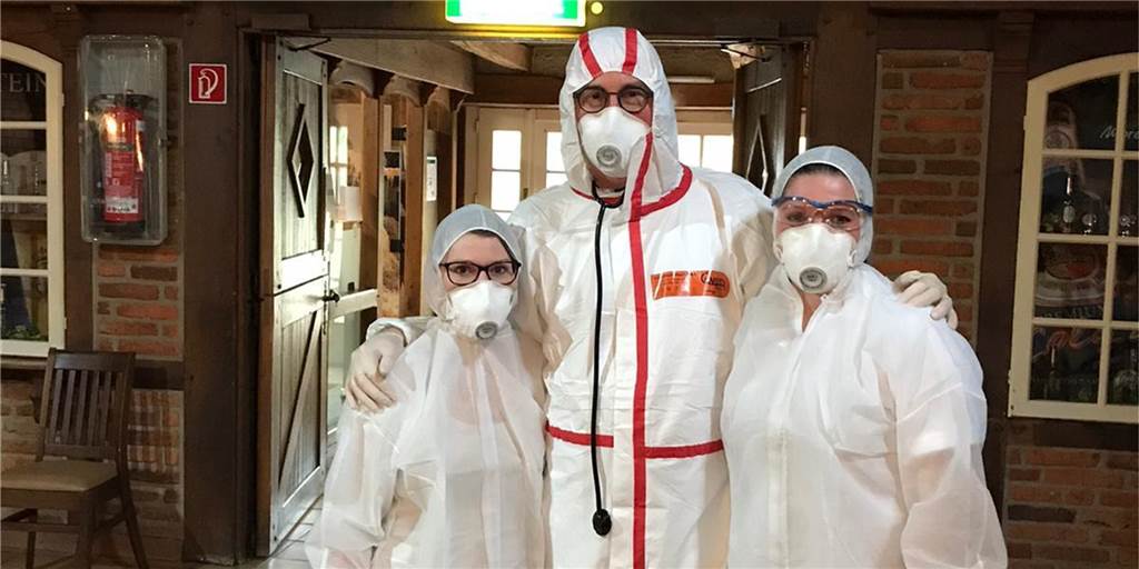 Corona-Behandlungszentrum im Dorf Münsterland schließt In Vollschutz arbeiten Ärzte und Medizinische Fachangestellten im Corona-Behandlungszentrum im Dorf Münsterland.