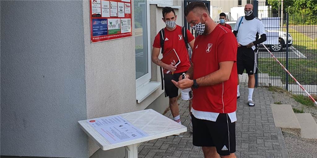 SG-Trainer wacht wie ein Sheriff über die Einhaltung der Corona-Regeln Tino Westphal, Trainer der SG Castrop, geht mit gutem Beispiel beim ersten Corona-Training seines Teams. Im Eingangsbereich des Stadions an der Bahnhofstraße griff der mit einer Maske bekleidete Coach direkt zum Handdesinfektionsmittel.