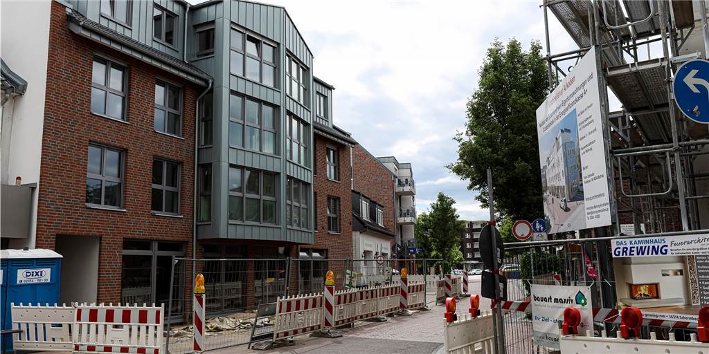 Zwei Neubauten - Endspurt an der Hauptstraße in Kirchhellen Auf der Fläche der ehemalige Gaststätte Dickmann-Keßler ist dieses Wohn- und Geschäftshaus entstanden.