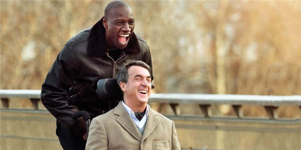 Olfener Autokino startet mit einer besonderen französischen Komödie Omar Sy (l.) und François Cluzet in einer Szene aus dem Film „Ziemlich beste Freunde“. Der Film war ein große Überraschungserfolg in den Kinos. Jetzt ist er der Auftaktfilm beim Olfener Autokino.