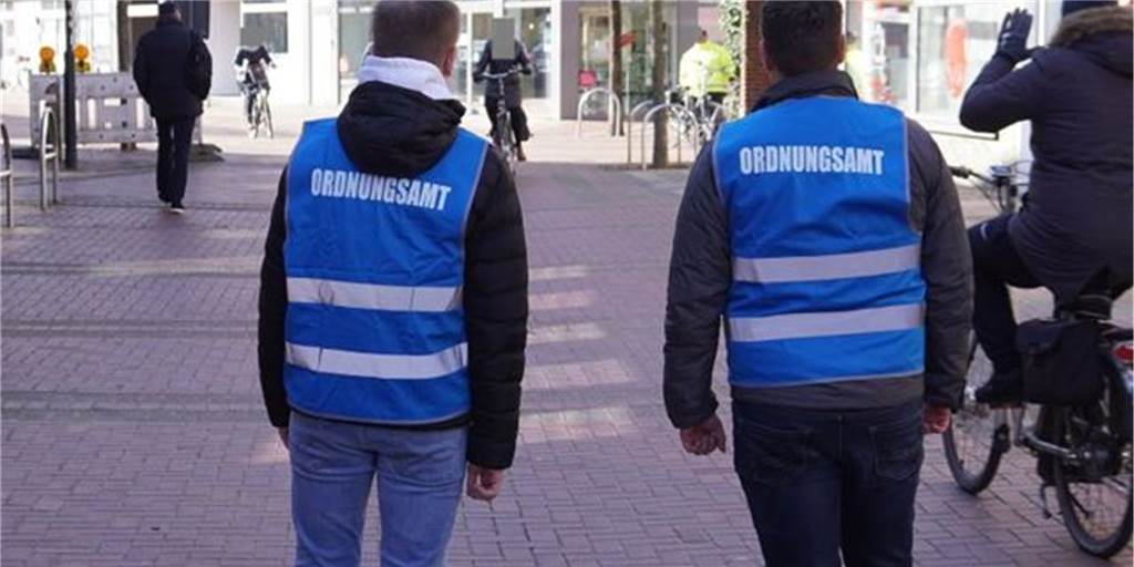 Mitarbeiter des städtischen Ordnungsamts kontrollieren die Einhaltung der Corona-Verordnungen - keine einfache Aufgabe.