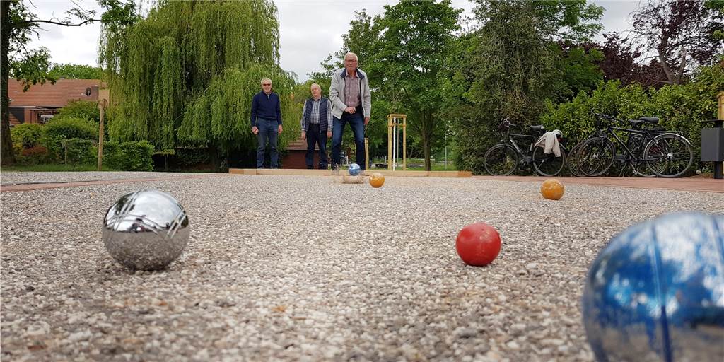 Boule frei: Festplatz in der Niestadt stilecht eingeweiht und freigegeben Die Boulbahn wurde direkt von einigen älteren Herren am Mittwoch (20. Mai) eingeweiht.