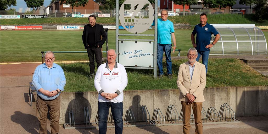 VfB blickte auf Höhen und Tiefen zurück und startet Podcast Alle Vorsitzende des VfB Kirchhellen seit 1990 trafen sich am Montag auf dem Fußballplatz.