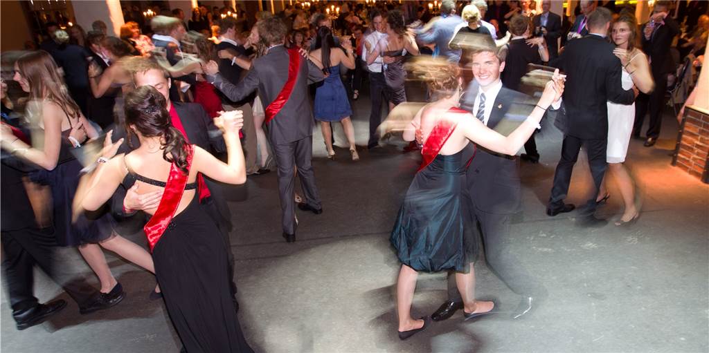 Maskenpflicht statt Abiball: Christophorus-Gymnasium findet Kompromiss Einen klassischen Abiball wird es in diesem Jahr wegen der Corona-Krise nicht geben. Das Gymnasium St. Christophorus in Werne hat eine alternative Lösung gefunden.