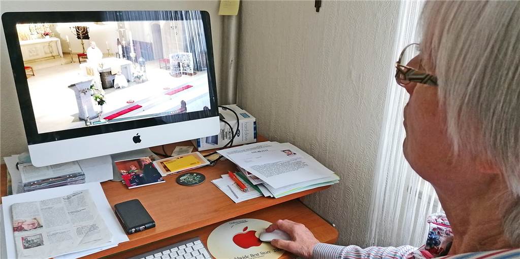 Seniorin guckt Internet-Gottesdienste: Gemeinsam beten, wo immer wir sind An jedem Sonntag um 10 Uhr schaut Barbara Bienert den Internet-Gottesdienst der Ruhr Nachrichten mit Pfarrerin Kerstin Schiffner und Pfarrer Michael Ortwald.
