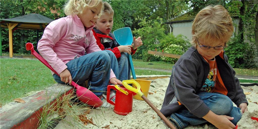 Kitas öffnen am 8. Juni wieder richtig - Castrop-Rauxel berät aber noch Im Juni können alle Kinder wieder in den Kindergarten gehen. Aber wie genau die Auflagen aussehen und wie die Rückkehr organisiert wird, müssen die Träger der Kitas mit dem Jugendamt gemeinsam regeln.