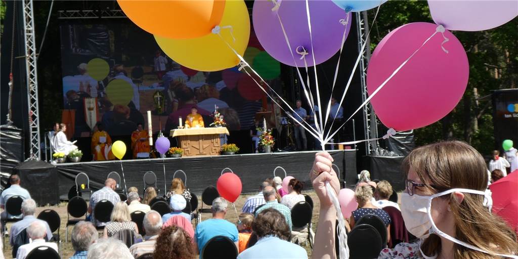 Olfener feiern Open-Air-Gottesdienst: „Es tut so gut, dass wir uns wiedersehen“