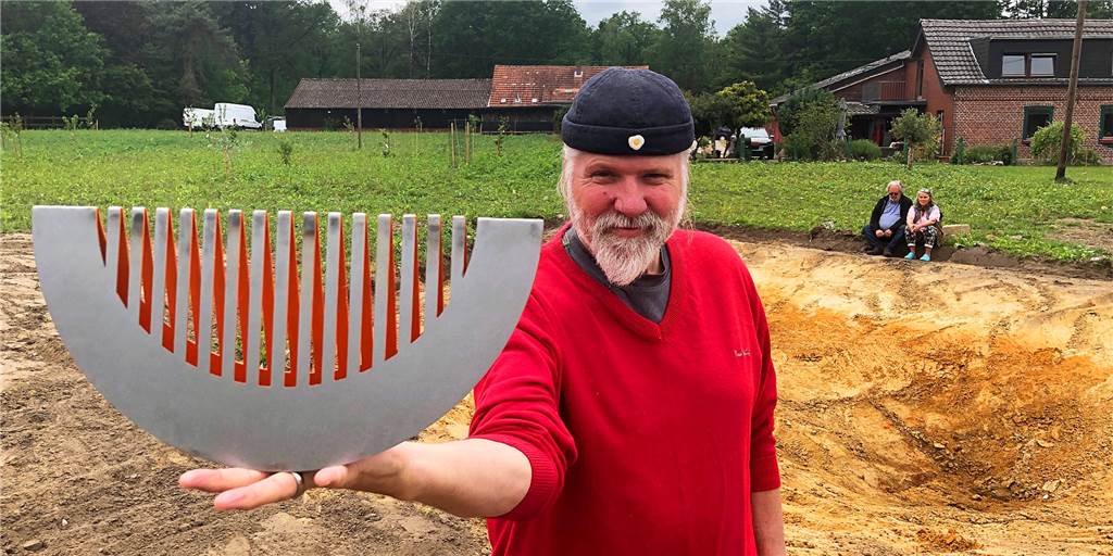 Vision des aRTPARKs wird mit Brahms und Bagger realisiert Vier Meter breit und 2,50 Meter hoch soll die Skulptur werden, für das Bernd Caspar Dietrich ein Modell in der Hand trägt.