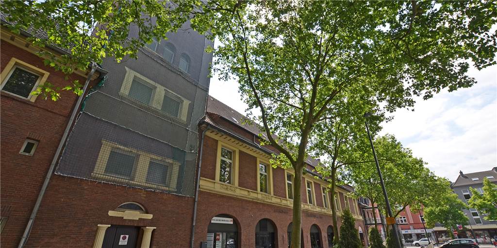 Kulturzentrum erhält Glockenspiel: Mengedern schlägt jetzt die Stunde Der Trockenturm der ehemaligen Feuerwache und der Saalbau setzen einen architektonischen Akzent am Mengeder Marktplatz.