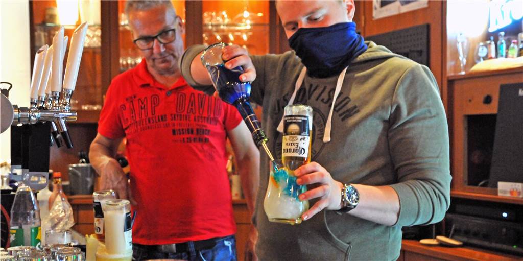 Feiern mit Frischhaltefolie: Corona-Sitz-Party in der Rusty Bar Thomas Terschluse mixt ein Corona-Spezial-Cocktail, Barkeeper Ralf Thorsten Brauer schaut zu.