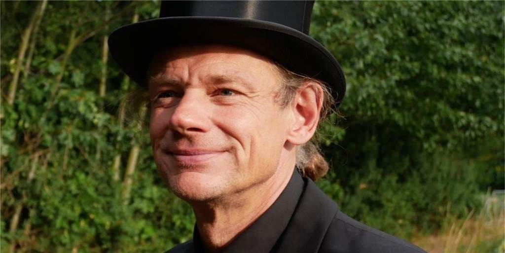 Schwerter Autor präsentiert sein neues Buch bei einer Online-Lesung Torsten Reters hat einen Gedichtband geschrieben und wird ihn bei einer Online-Lesung präsentieren.