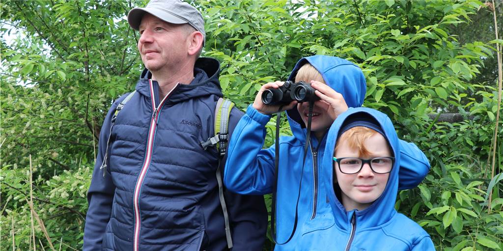 Mit einem Guide durch das Venn - Flamingos in Zwillbrock brüten wieder Linus (11) und Noah (8) beobachten zusammen mit Papa Jörg Knoch die Flamingos.