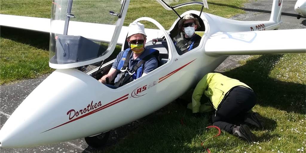 Borkenberge: Segelflieger starten neu - unter erschwerten Bedingungen Im Doppelsitzer fliegen die Piloten mit Mundschutz und Handschuhen.
