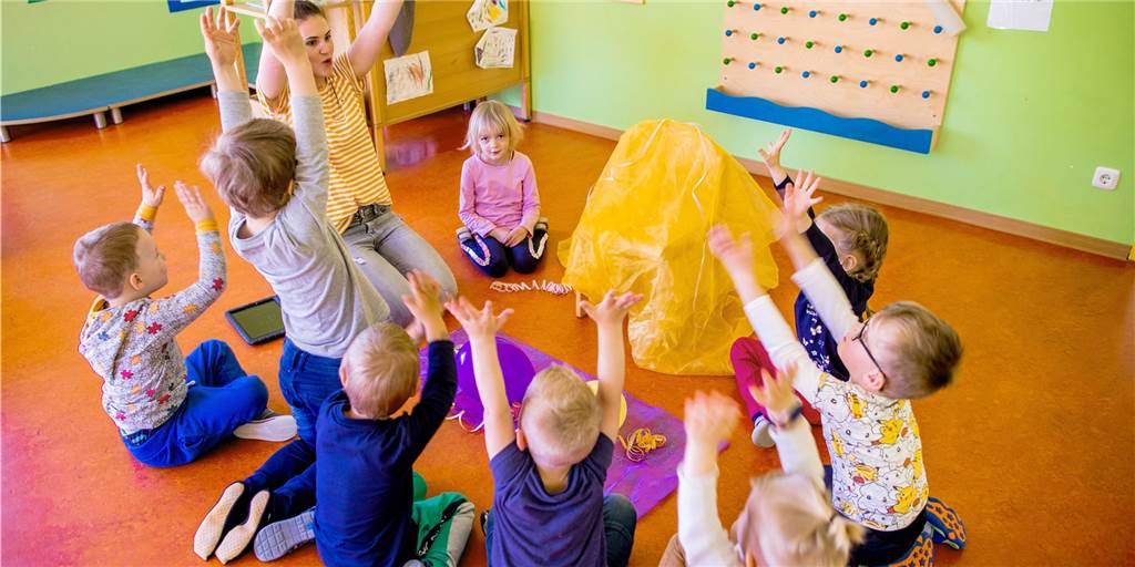 Kindergärten öffnen wieder - aber mit veränderten Öffnungszeiten Die Gruppen in den DRK-Kindergärten füllen sich nach und nach. Ab 8. Juni dürfen wieder alle angemeldeten Kinder in die Einrichtung kommen.