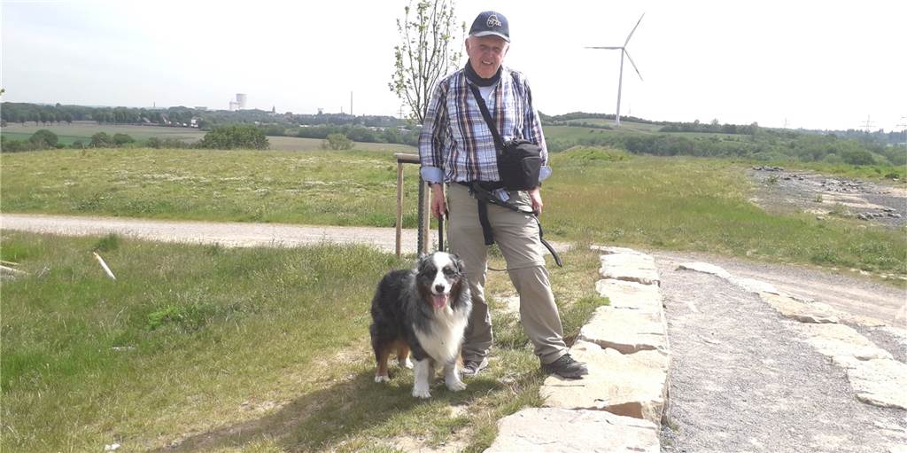 Wander-Experte empfiehlt Fünf-Halden-Tour gegen den Corona-Blues Diethelm Textoris stellt heute seine Fünf-Halden-Tour vor. Hier steht er mit Hund Cooper auf der Halde Groppenbruch. Im Hintergrund die Halde Achenbach mit Windrad.