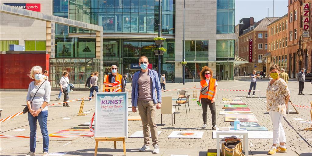 Hobbykünstler als Gefahr: Künstler-Gruppe fordert mehr Geld „Kunst liegt am Boden“: Diesen Vorwurf visualisierte die Künstlervereinigung Art Dortmund bei einer Demo auf dem Hansaplatz.