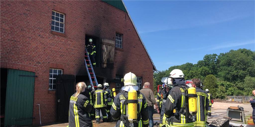 Feuerwehr löscht Brand in Hotel-Anbau in Lünten Die Feuerwehr hat am Dienstagmittag einen Brand im Anbau des Hotels "Zum Jägerhaus" in Lünten gelöscht.