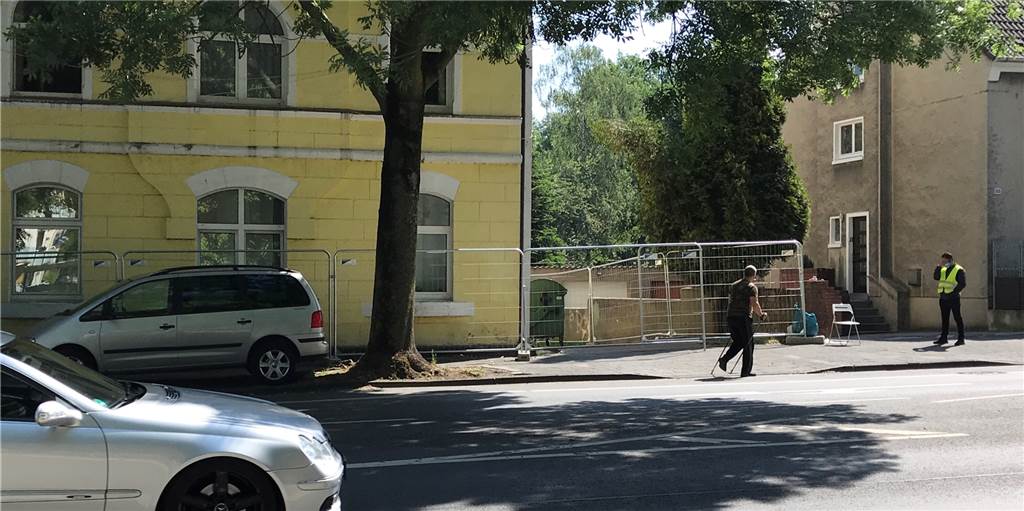 Wittener Straße: Jetzt gab es doch Nachtests in den Quarantäne-Häusern Die Quarantäne-Häuser an der Wittener Straße sind immer noch umzäunt und werden nach wie vor von Sicherheitsleuten kontrolliert.