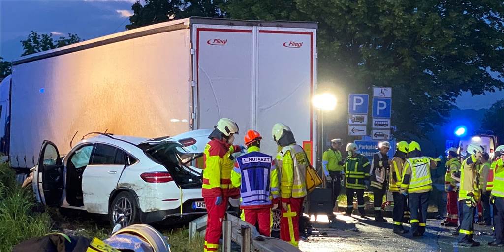 Horror-Unfall auf A2: Dekra erklärt, wie ein Rekonstruktionsverfahren läuft Auf dem Parkplatz an der A2 kam es zu einem tödlichen Unfall. Dabei starben drei Menschen, unter anderem der Fahrer dieses Mercedes-SUV.